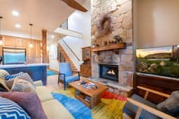 Jupiter Retreat - Central Location with Private Hot Tub