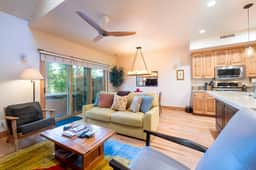 Jupiter Retreat - Central Location with Private Hot Tub