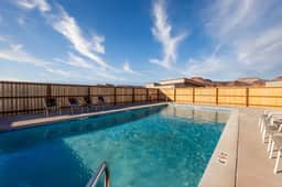 8 Acre Estate I Swimming Pool & Hot Tubs I 8 Homes
