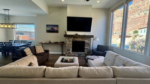 Scenic Escape in Kanab | Pet-Friendly | Community Pool & Hot Tub