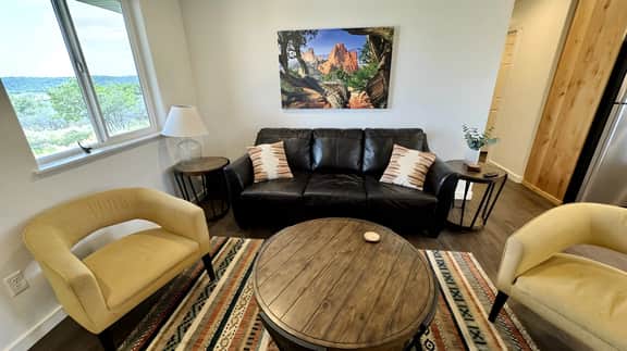Yellow Door Retreat I Mountain Views I Privacy I 30 Minutes to Moab!
