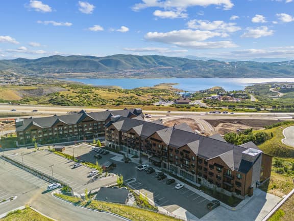 New Listing I Pioche Village Mod I Walk to Ski