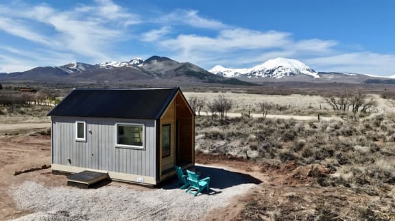 La Sal Lookout – A Tiny Retreat with Big Views