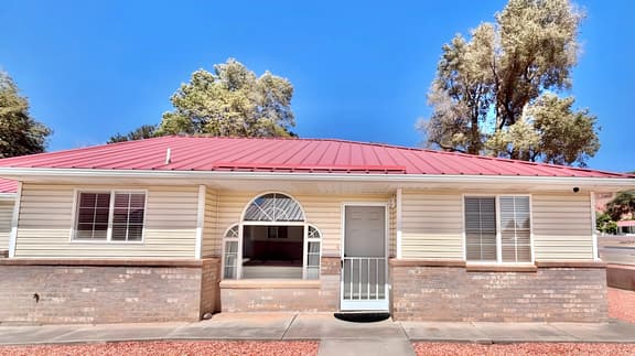Red Glow Plateau I In Town Location I Clean & Comfortable
