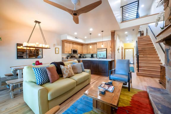 Jupiter Retreat - Central Location with Private Hot Tub