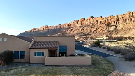 Z4 I Unobstructed Moab Rim Views! I Pool I Pet Friendly I Private Hot Tub